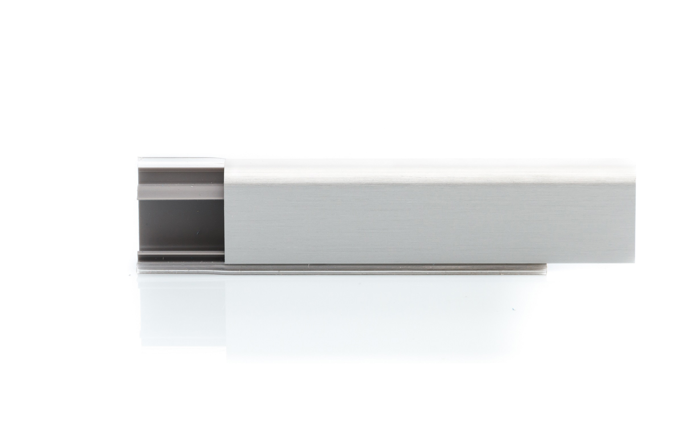 Backsplash, dimensions 25 x 11 mm, made of aluminum, length 4 m
